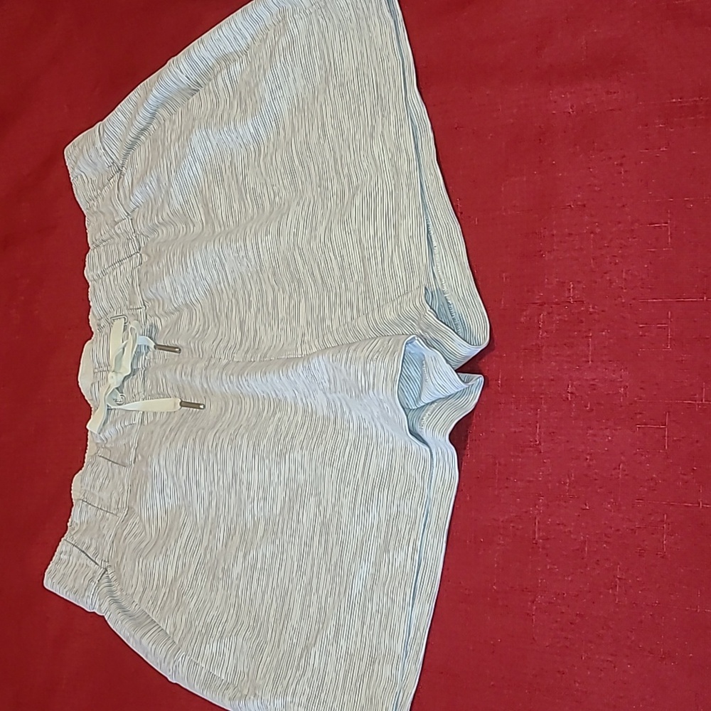 Lululemon Atletica Active Short, Size 8, Color Silver 😍 👌 😀